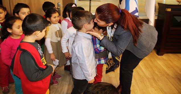 ANAOKULU ÖĞRENCİLERİNDEN EŞ BAŞKAN ÇOBAN’A ZİYARET - VAN HABERLERİ