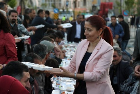 Büyükşehir, Özalp’ta binlerce kişinin katıldığı iftar programı düzenledi
