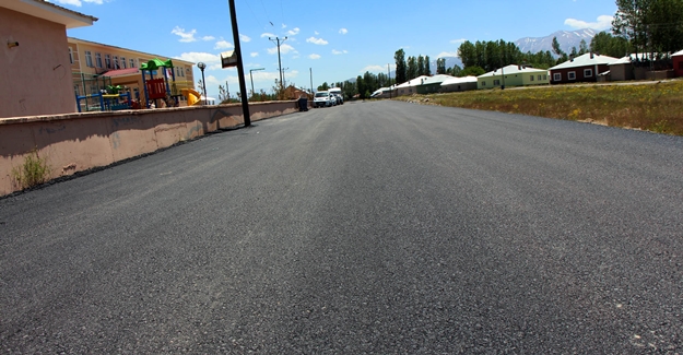 Büyükşehir, yol asfaltlama çalışmalarına devam ediyor