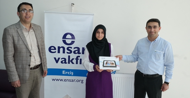 Ensar Vakfı'ndan TEOG birincisine ödül