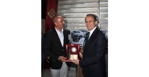 Van Milli Eğitim Müdürlüğü’nden başarılı iş adamlarına plaket