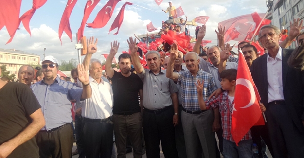 Vanlılar meydanları terk etmiyor