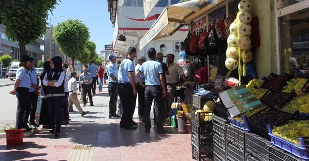Büyükşehir Belediyesi kaldırım ve yol işgallerine müdahale ediyor