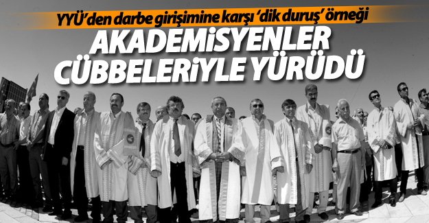 Akademisyenler cübbeleriyle yürüdü