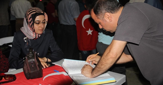 Van’da “15 Temmuz anı defteri” standı kuruldu