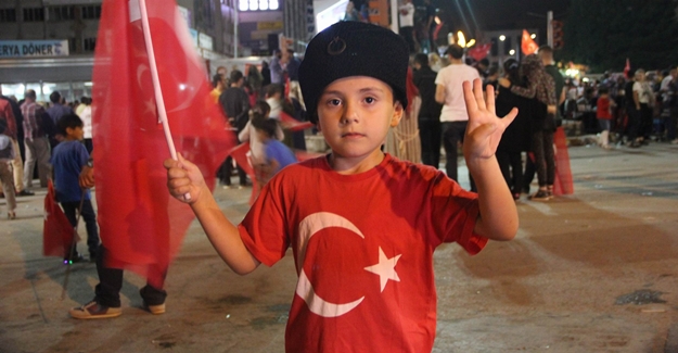 Van'da Türk bayraklarıyla Demokrasi nöbeti