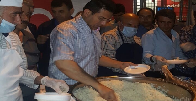 Van'da demokrasi nöbeti tutanlara yemek ikramı