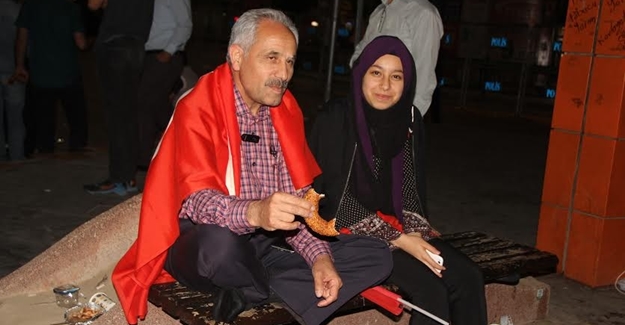 16 gündür babası ile demokrasi nöbetinde
