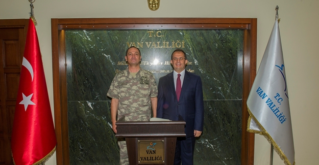 Korgeneral Temel’den Vali Taşyapan’a veda ziyareti