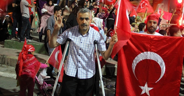 'Demokrasi nöbeti'ne engelli vatandaşlardan destek