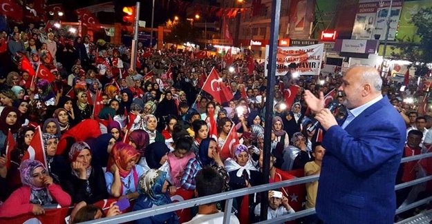 Şevki Yılmaz Van’da demokrasi nöbetine katıldı