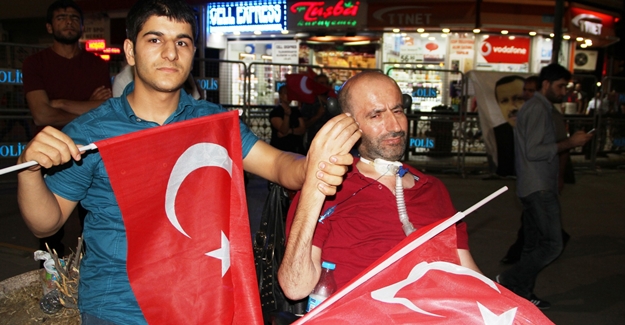 ALS hastasından demokrasi nöbetine destek