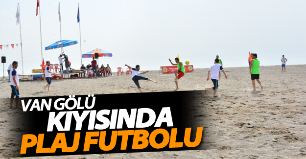 Van Gölü kıyısında Plaj Futbolu