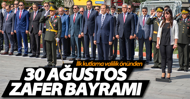 Van'da 30 Ağustos zafer bayramı Valilik önünde kutlandı