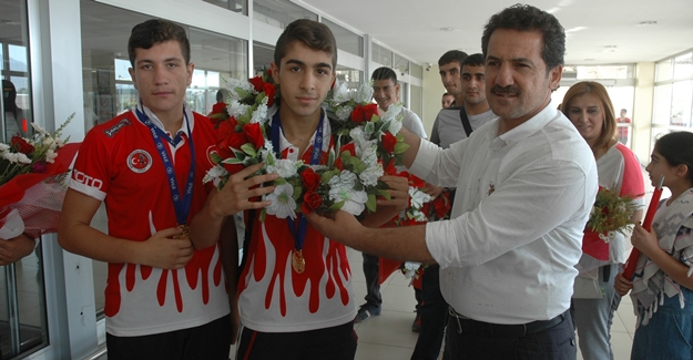 Dünya şampiyonu sporculardan örnek davranış