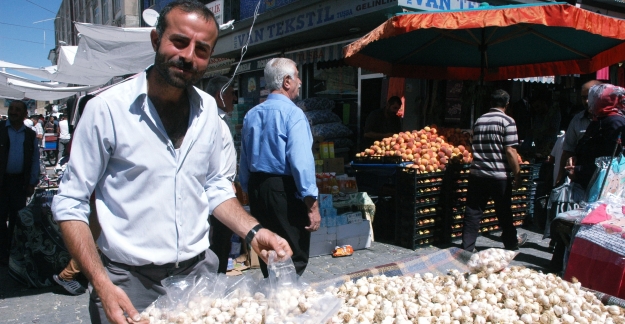 Bayram alışverişi esnafın yüzünü güldürdü