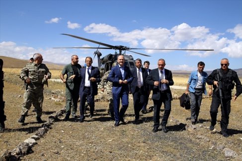 Bakan Soylu’dan şehit korucu ailelerine ziyaret