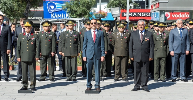Van'da 19 Eylül Gaziler günü Valilik önünde kutlandı