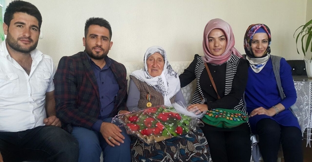 AK Partili gençlerden anlamlı ziyaret
