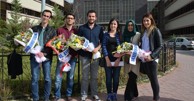 Van’a atanan doktorlar çiçeklerle karşılandı