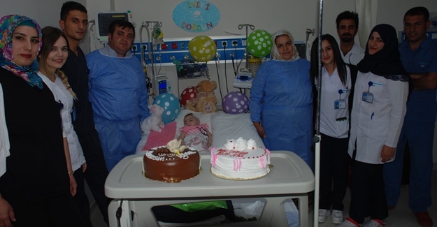 Elif Naz bebek ilk doğum gününü hastanede kutladı
