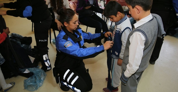 Van polisinden 700 öğrenciye giyim yardımı
