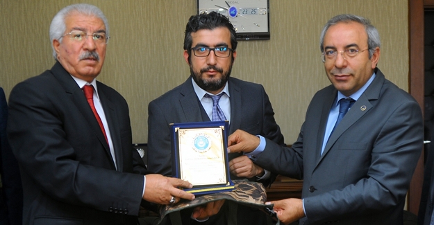 Türk Eğitim-Sen’den Yrd. Doç. Dr. Yavuz'a plaket