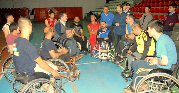 Müdür Ceylani’den basketbol takımına moral ziyareti