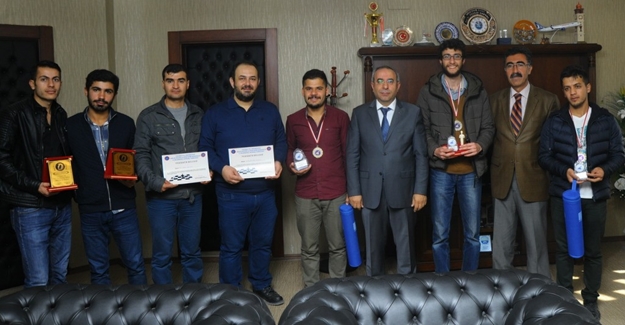 Rektör Battal’dan dereceye girenlere ödül