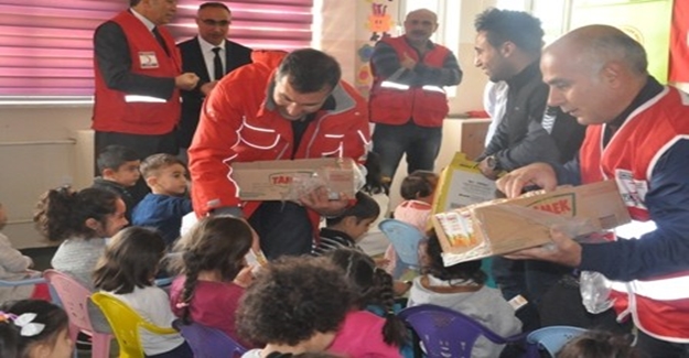 Kızılaydan öğrencilere yardım