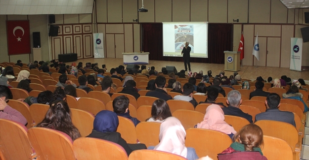 YYÜ'de "15 Temmuz ve Medya" konulu konferans