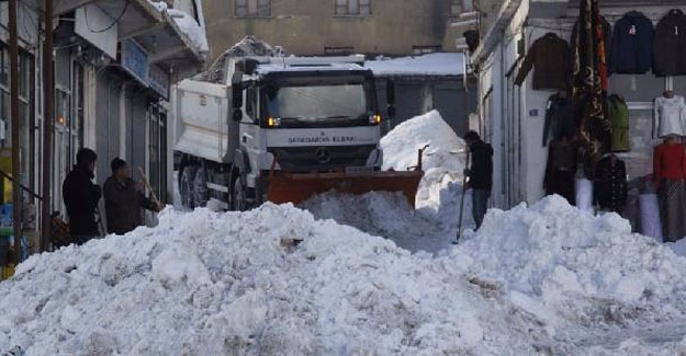 Başkale Belediyesi'nin karla mücadelesi sürüyor