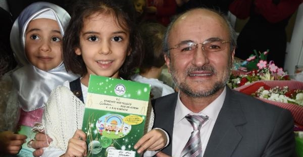 Kuran kursunun minik öğrencilerinin karne heyecanı