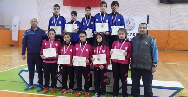 Van’lı Badmintoncular Elazığ’dan grup birinciliği ve grup ikinciliği ile döndüler.
