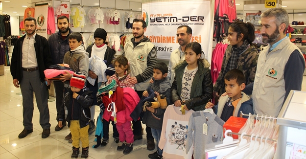 Van'da çocuklara kıyafet yardımı