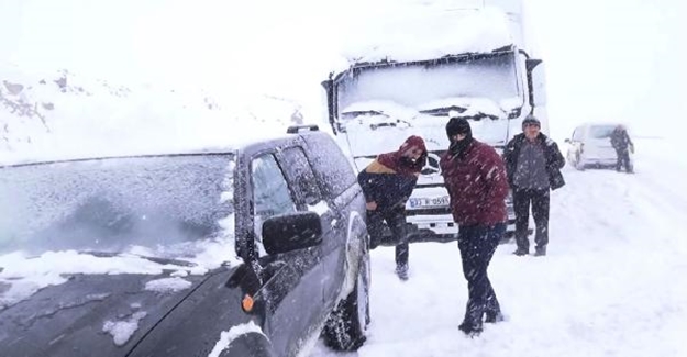 Tendürek Dağı geçişi kardan kapandı TIR'lar mahsur kaldı