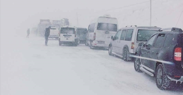 Van'da tipi nedeniyle yolda mahsur kalanlar kurtarıldı