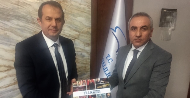 Van Valisi Taşyapan'a AA 2016 Yıllığı takdim edildi