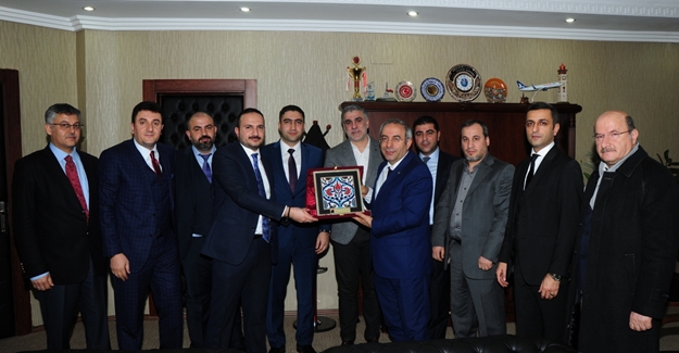 Battal, Vanlı iş adamlarını makamında kabul etti