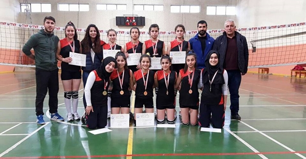 Van’ın file sultanları, Elazığ'da yarı finale yükseldiler