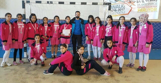 Vanlı Hentbolcular yarı finalde