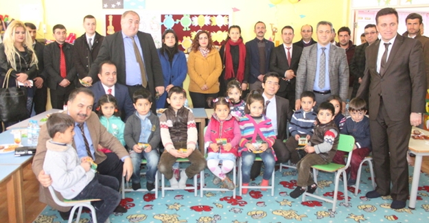 Öğrencilere kuru üzüm dağıtımı yapıldı