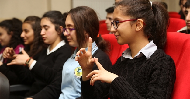 Öğrencilere "Parmak Alfabeyi" öğretiyorlar