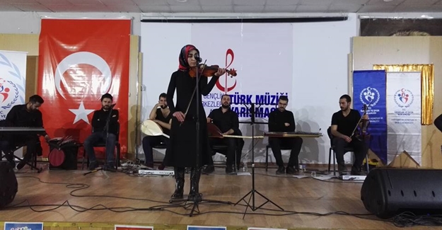 Vanlı gençler sahnede hünerlerini sergilediler