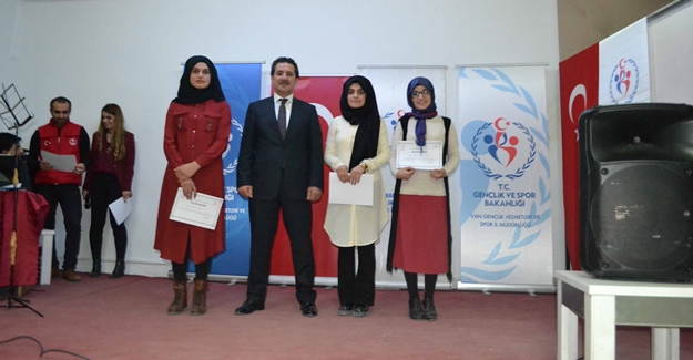 Van’da Gençlik Merkezleri arası şiir okuma il birinciliği sona erdi