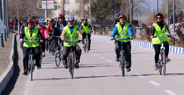 Rektör Battal Kadınlar Günü'nde Pedal Çevirdi