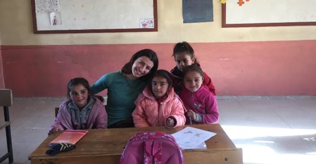 Kadın doktor Çatak'taki öğrenciler için kitap topladı
