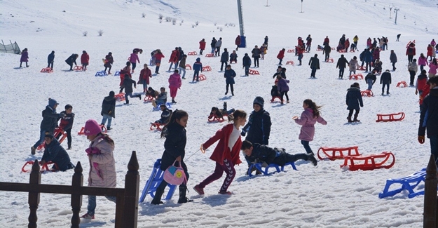 250 öğrenci kayakla buluşturuldu