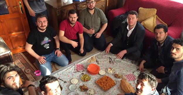 Vanlılar sofralarını öğrencilerle paylaşıyor