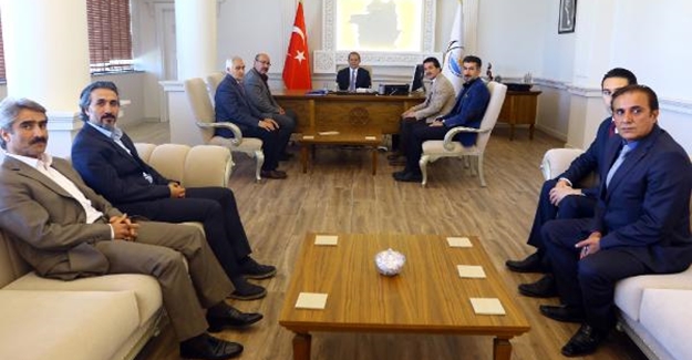 Van Büyükşehir Belediyespor yönetimi, Vali Taşyapan'ı ziyaret etti